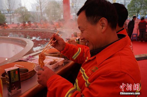 世界之最！環(huán)衛工工享“天下第一大火鍋” 圖片