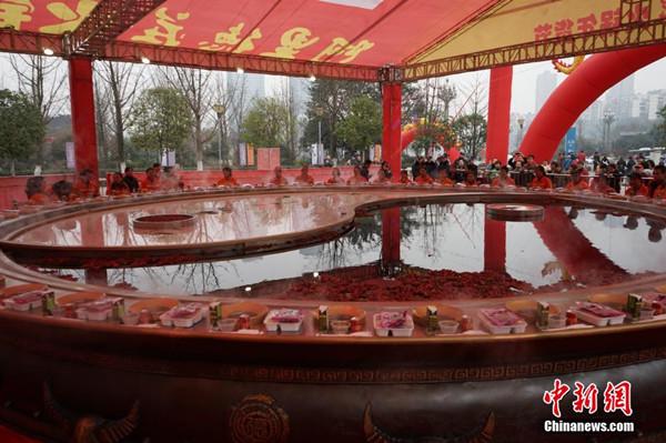 世界之最！環(huán)衛工工享“天下第一大火鍋” 圖片