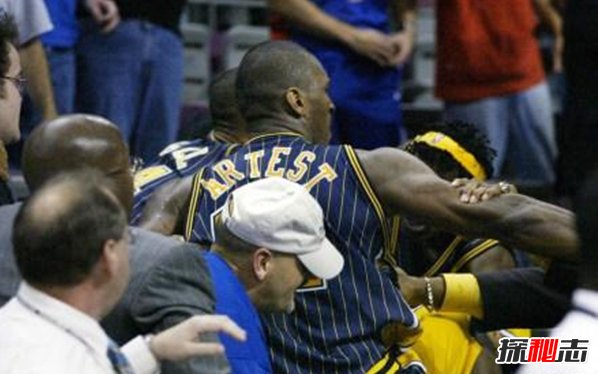 奧本山宮殿打架事件,球員與球迷發(fā)生高強度沖突