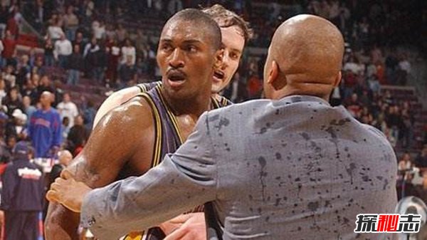 奧本山宮殿打架事件,球員與球迷發(fā)生高強度沖突