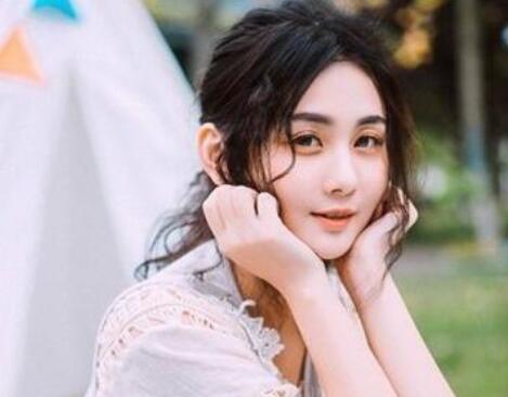 額頭大適合什么劉海？